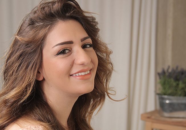 طريقة رسم الحواجب وتكثيفها بالمكياج