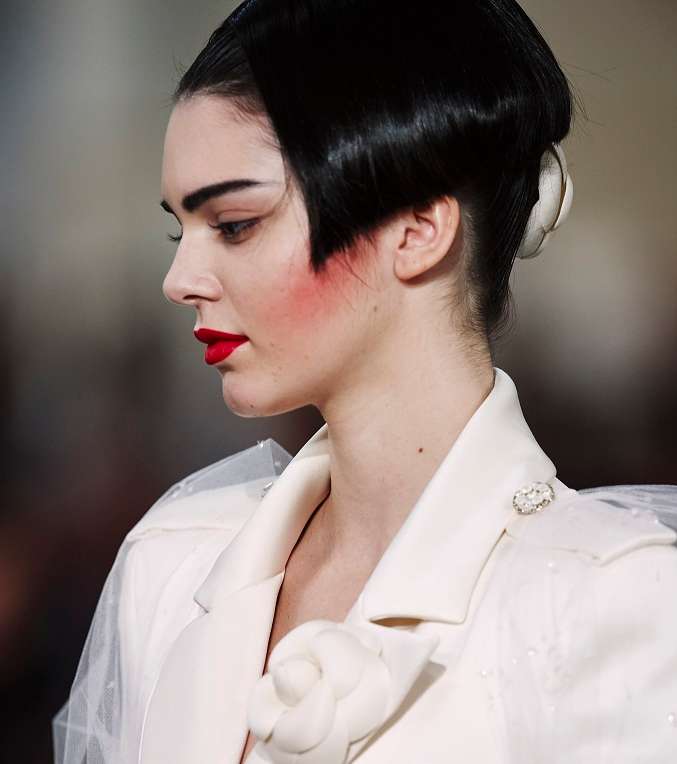 كيندال جينر: عروس عرض CHANEL لشتاء 2016