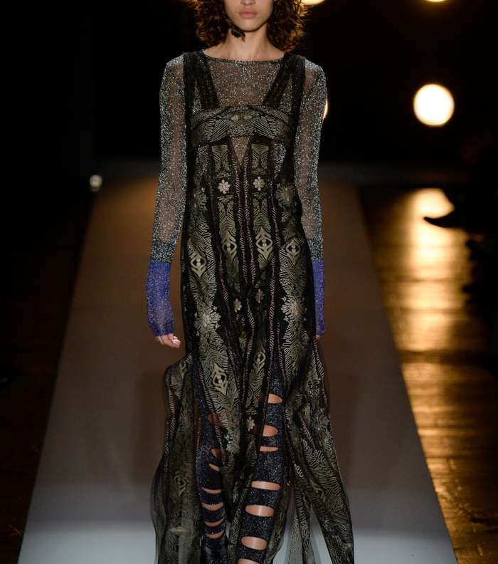 الفساتين الطويلة بالرباط العريض فوق الالجوارب الممزقة من BCBG لشتاء 2017