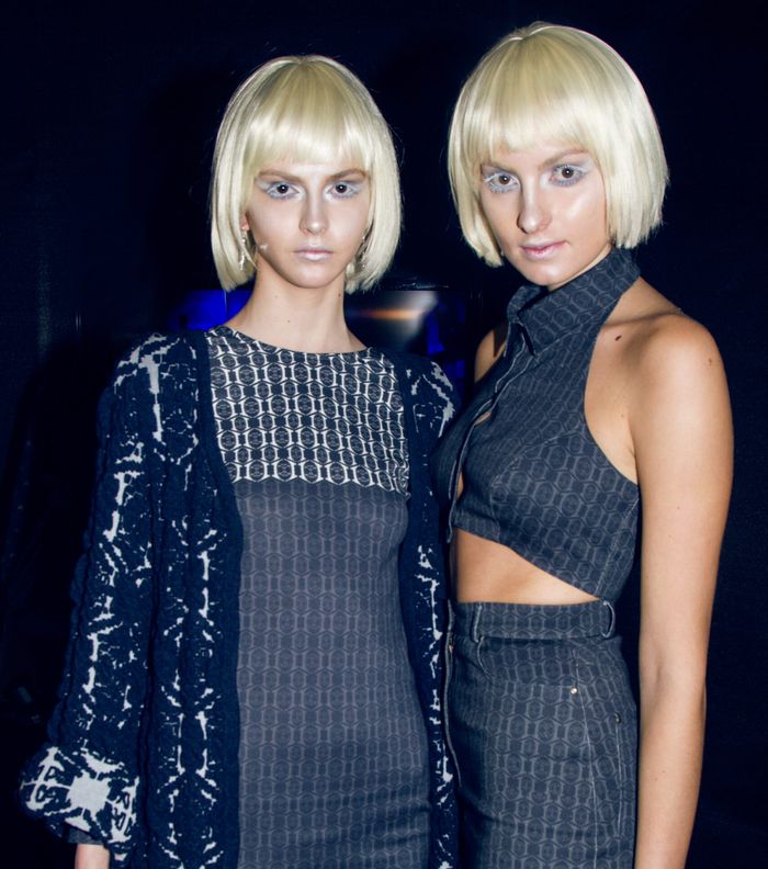 الرمادي والأزرق اللامع اجتمعا في ماكياج عيون Asudari