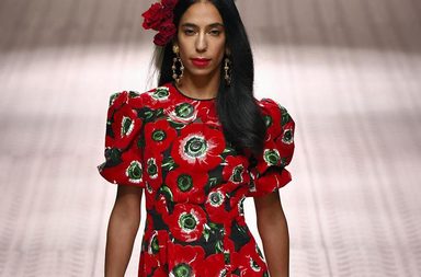 الشيخة البحرينية دانا آل خليفة تعتلي منصّة عرض Dolce & Gabbana في ميلانو