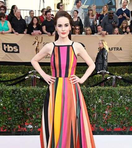 ميشيل دوكري بفستان مقلم من ايلي صعب في حفل SAG Awards 2017