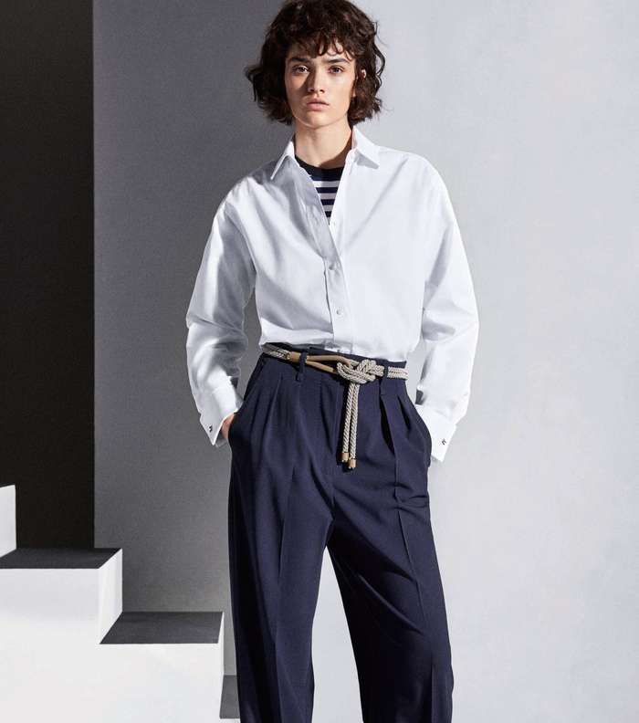 السروال الرسمي ولكن المزموم على الكاحل مع القميص الكلاسيكي فوق التوب المقلمة من ماكس مارا MaxMara