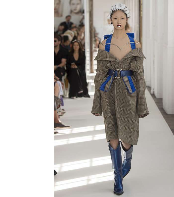 المعطف بقصة الاكمام المنسدلة على الاكتاف والحزام على الخصر من Maison Margiela لشتاء 2018