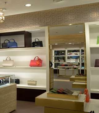 تعرفي على التصميم الداخلي لمتجر علامة لغنر الجديد في مول التحليه في جده