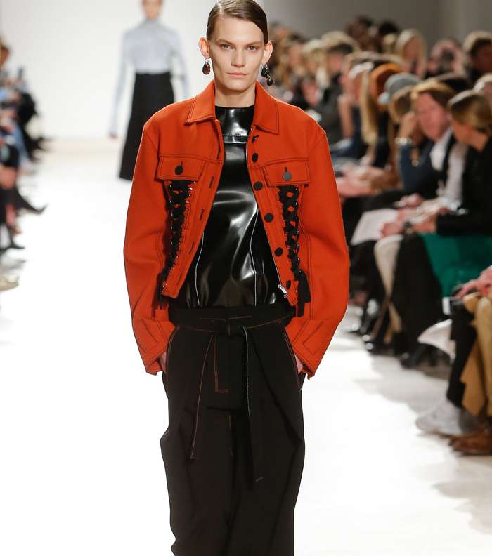 موضة السترة القصيرة الجلدية والمزينة بالمسامير من Proenza Schouler لشتاء 2017
