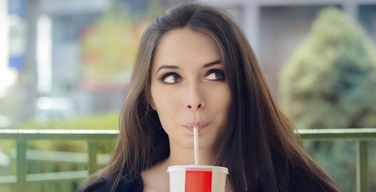 هذا ما يحصل لجسمك بعد ساعة على تناول المشروبات الغازية!