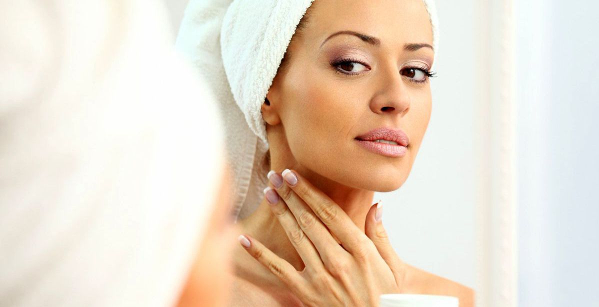 العنق يكشف سنّ المرأة الحقيقي... فكيف تخفين ترهّله