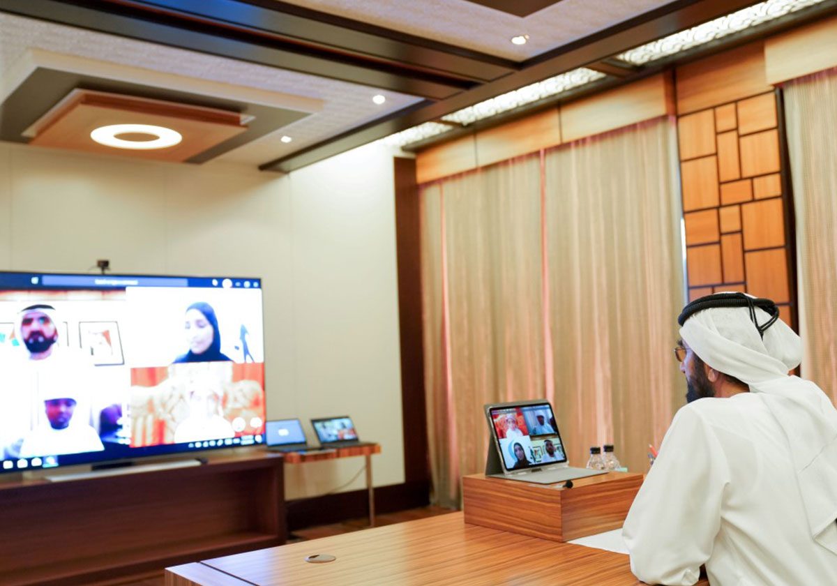 حاكم دبي خلال تعلمه لأول يوم تعليم إفتراضي في دولة الإمارات