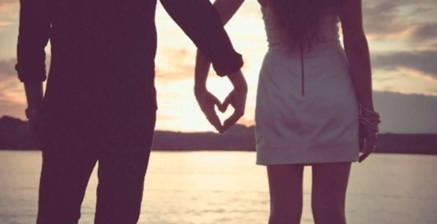 تحليل مشاعر الشريك من طريقة إمساكه ليدكِ