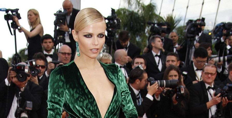 ارتدي الفساتين الرسمية باللون الأخضر الزمردي