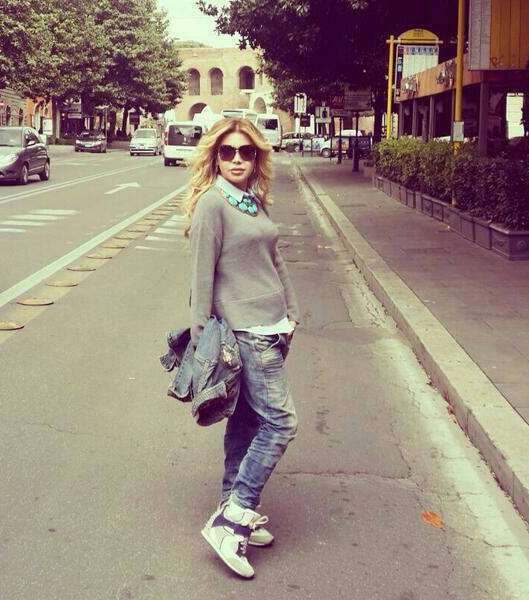 من صيحات الموضة التي اعتمدتها نوال الزغبي، جينز البوي فرند