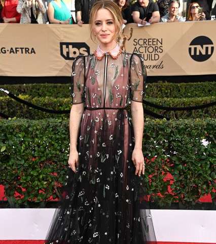 كلير فوي بفستان من فالينتينو في حفل SAG Awards 2017