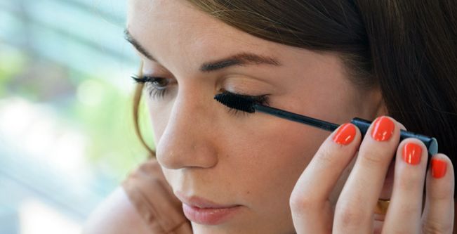 كيفية وضع الماسكارا على العيون | سبل لتفادي تلطخ الماسكارا 