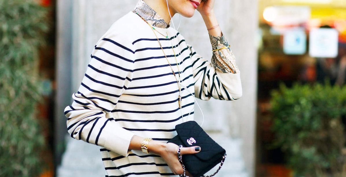 التوب المقلمة موضة مستمرة في عالم الازياء على مر الحقبات والسنوات