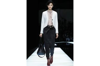 اليك تصاميم علامة Giorgio Armani لخريف وشتاء 2017-2018