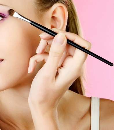 الصورة تفرض عليك ألوان ظلال العيون وتقنية تطبيقها