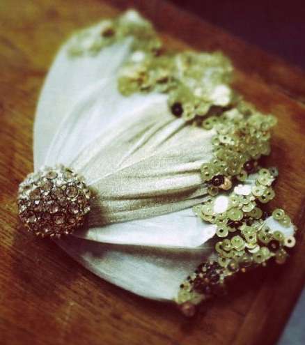 تذكار على شكل مروحة أو قبّعة أو مظلّة صغيرة مطرزة بالباييت عند أطرافها