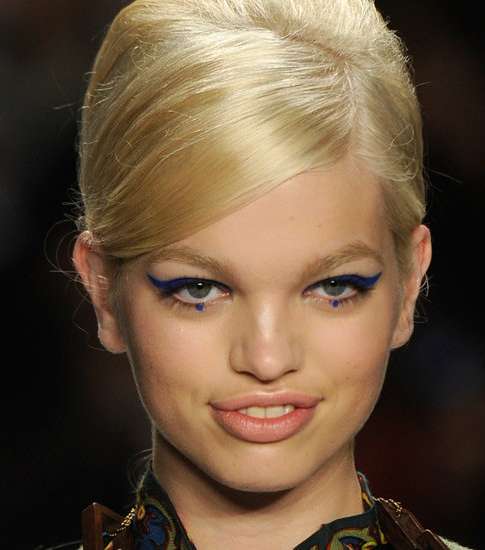 الأزرق برسمات غرافيكية مع Anna Sui
