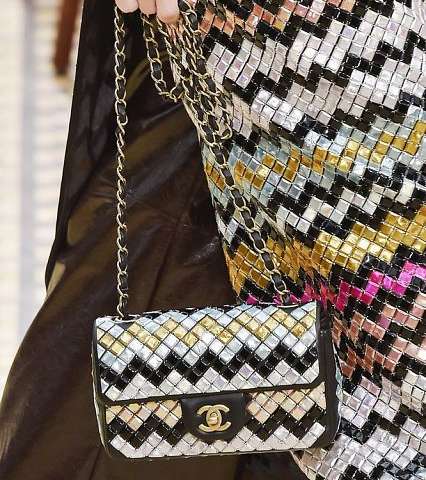 من اجمل شنط CHANEL لشتاء 2016، الحقيبة الكلاسيكية المطبعة بخطوط غير مستقيمة