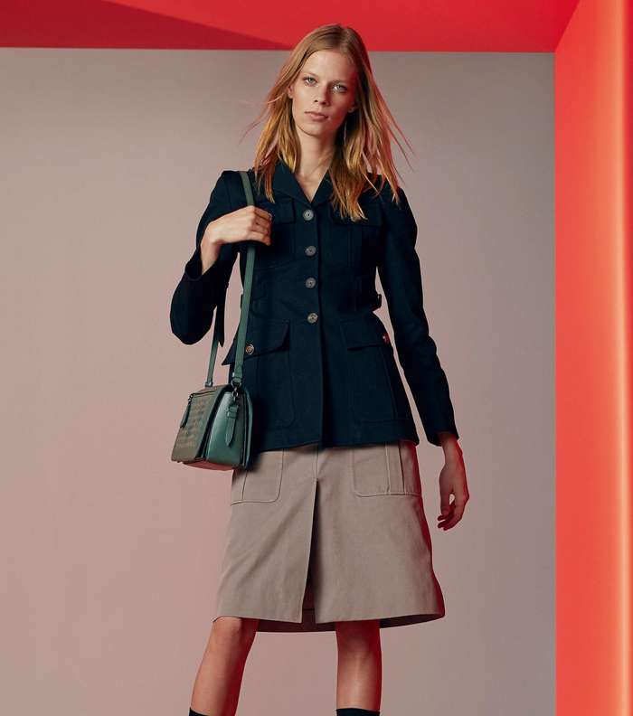 التنورة بقصة الـ A Line مع الجيوب الكبيرة والسترة المزينة بحزام بالقصة العسكرية من بوتيغا فينيتا Resort 2018