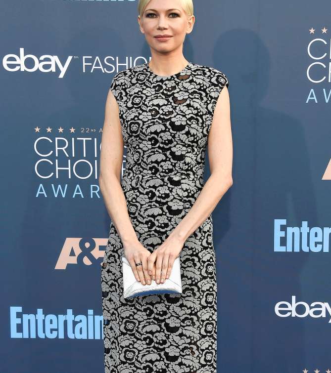 ميشيل ويليامز باطلالة موقعة من لويس فويتون في حفل Critics choice awards 2016