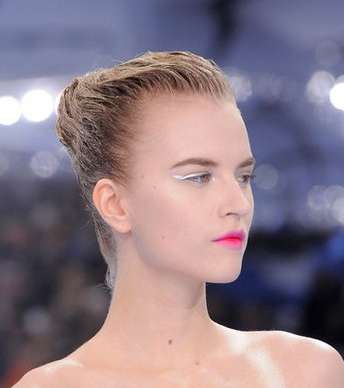 الفوشيا والأبيض في ماكياج ديوز الباريسي