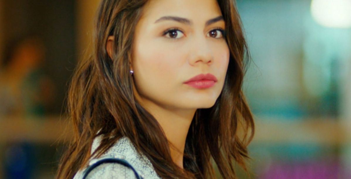 بعض اطلالات ديميت اوزدمير من مسلسل الطائر المبكر