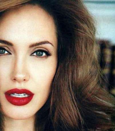 أحمر الشفاه الأحمر لإطلالة المرأة الأنيقة والجريئة