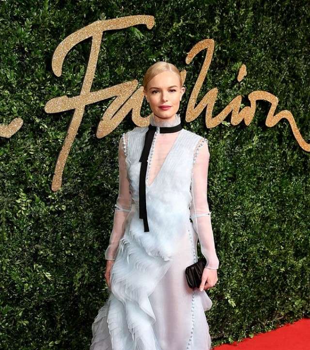 كيت بوسوورث تتالق بفستان من Erdem في حفل British Fashion Award