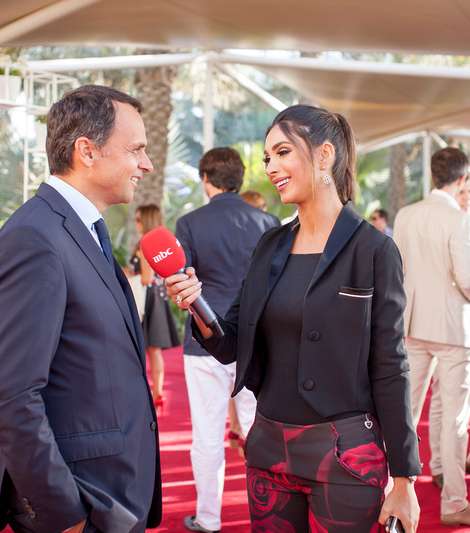 مقدمة البرامج الين وطفا تجري المقابلات خلال حفل كارتييه بولو في دبي