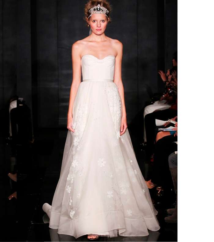 البساطة الأنيقة في فساتين أعراس ريم عكرا