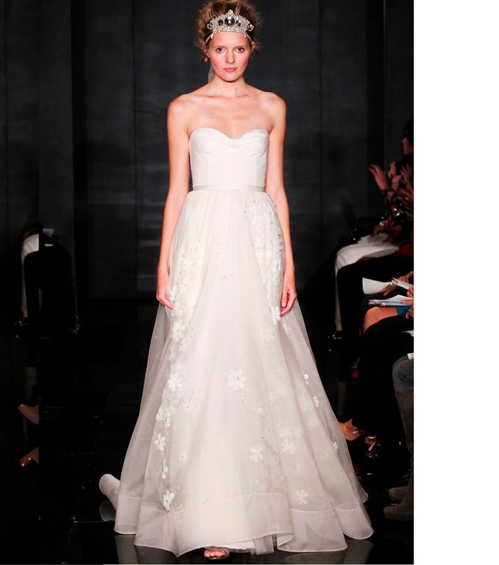 البساطة الأنيقة في فساتين أعراس ريم عكرا