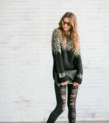 تميّزي بموضة الجينز الأسود الممزّق