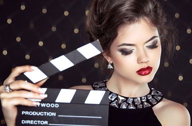 نجمة مشهورة تضع الماكياج لزوجها بسبب عمله