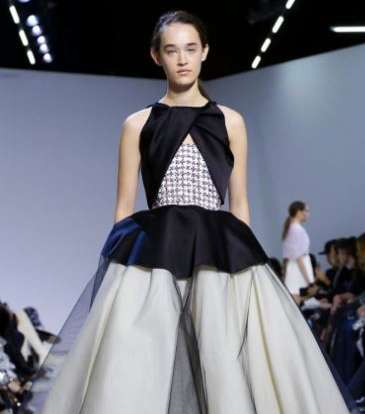 اطلالة من مجموعة Giambattista Valli من اسبوع الازياء الراقية في باريس لربيع وصيف 2016
