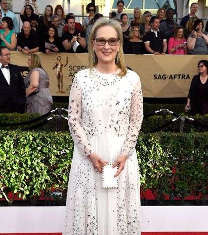 ميريل ستريب بفستان من الدانتيل من فالينتينو في حفل SAG Awards 2017