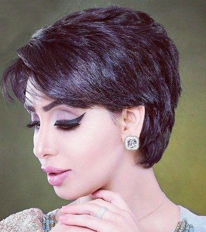 مكياج الآيلاينر والروج الزهري