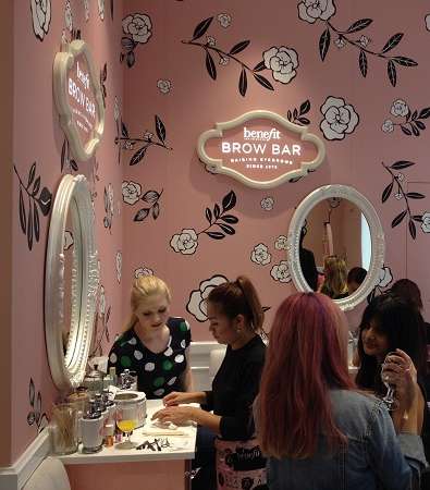 حشد كبير في افتتاح بوتيك Benefit في دبي