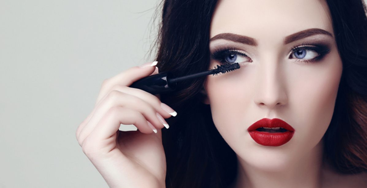 حيلة في طريقة وضع الماسكارا تجعل رموشك أطول وأكثر كثافة!