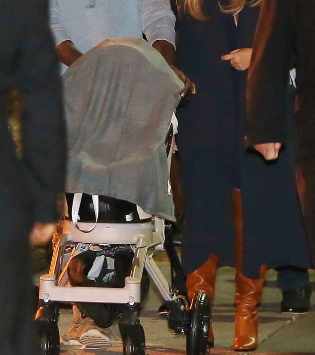 كيم كارداشيان وكتنيي وست مع إبنتهما نورث وست