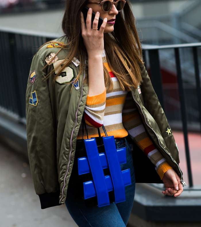 موضة سترة الباركا المطبعة مع الكنزة المقلمة من شوارع ميلانو