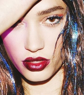 الإكثار من استعمال موضة المكياج اللامع Glitter على كل أجزاء وجهك