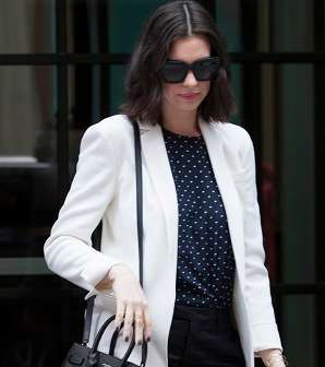 تعرفي على أجمل إطلالات النجمة Anne Hathaway بأزياء دار سان لوران