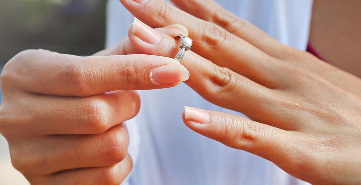 بعد ساعات من زفافها عروس تطلق زوجها والسبب حماتها!