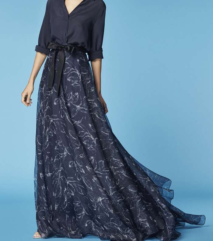 التنورة الماكسي مع القميص الكلاسيكي لاطلالة تناسب شهر رمضان المبارك من كارولينا هيريرا