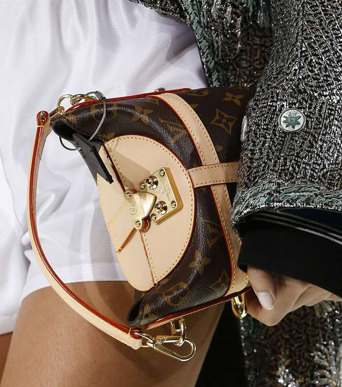 حقيبة كتف باسلوب حقيبة اليد من لويس فويتون لصيف 2018