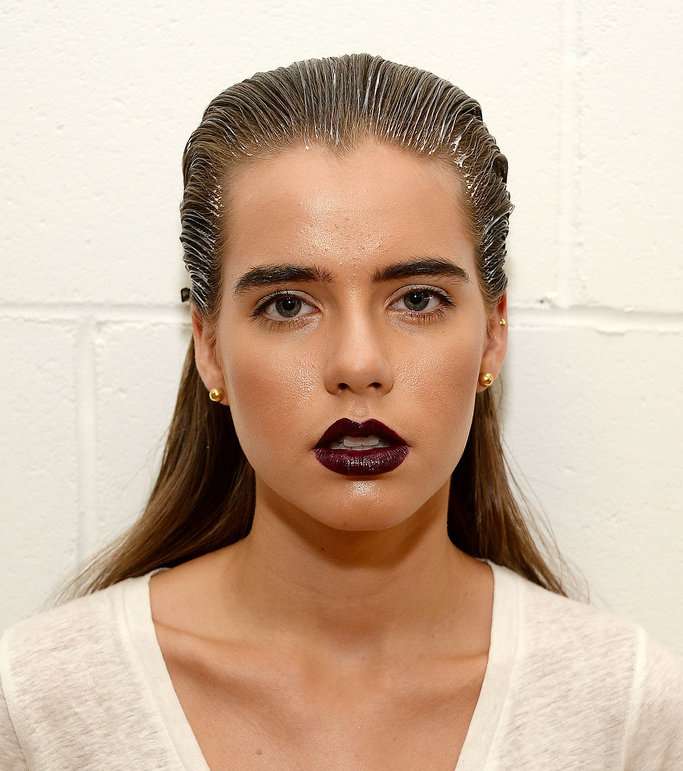  Alina German مع البشرة اللامعة وأحمر الشفاه البني الداكن 