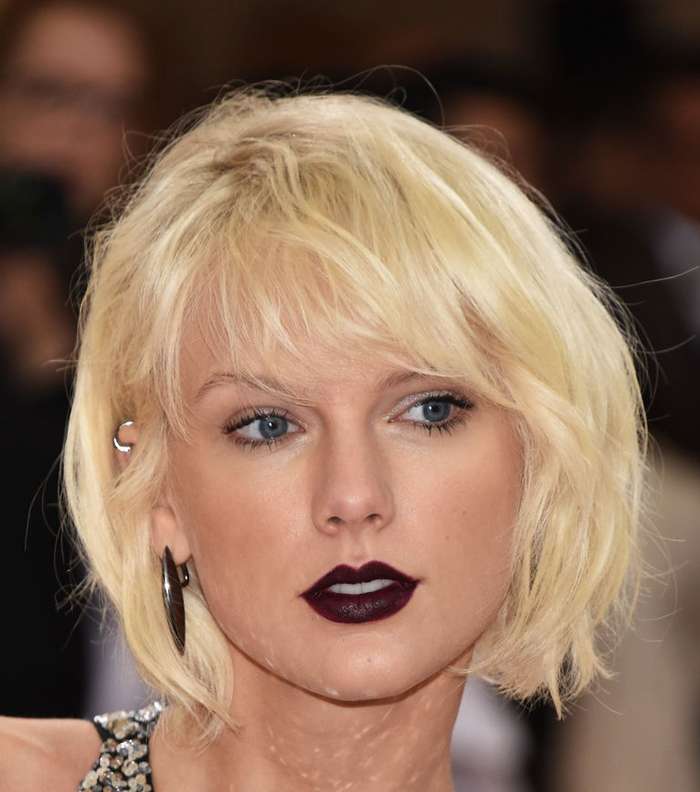 الشفاه السوداء والحواجب الشقراء مع تايلور سويفت