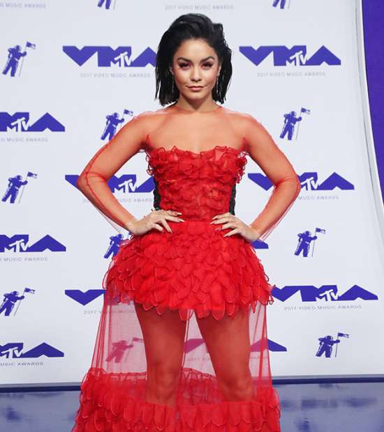 فانيسا هادجينز بفستان من Yanina Couture في حفل VMA 2017
